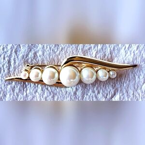 Vintage Monet 1990's Abstract Faux Pearls Brooch in gold-tone